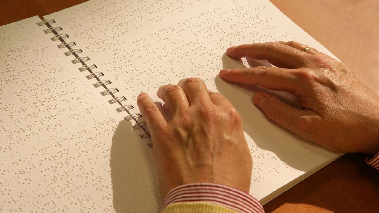 Una persona leyendo braille | EP