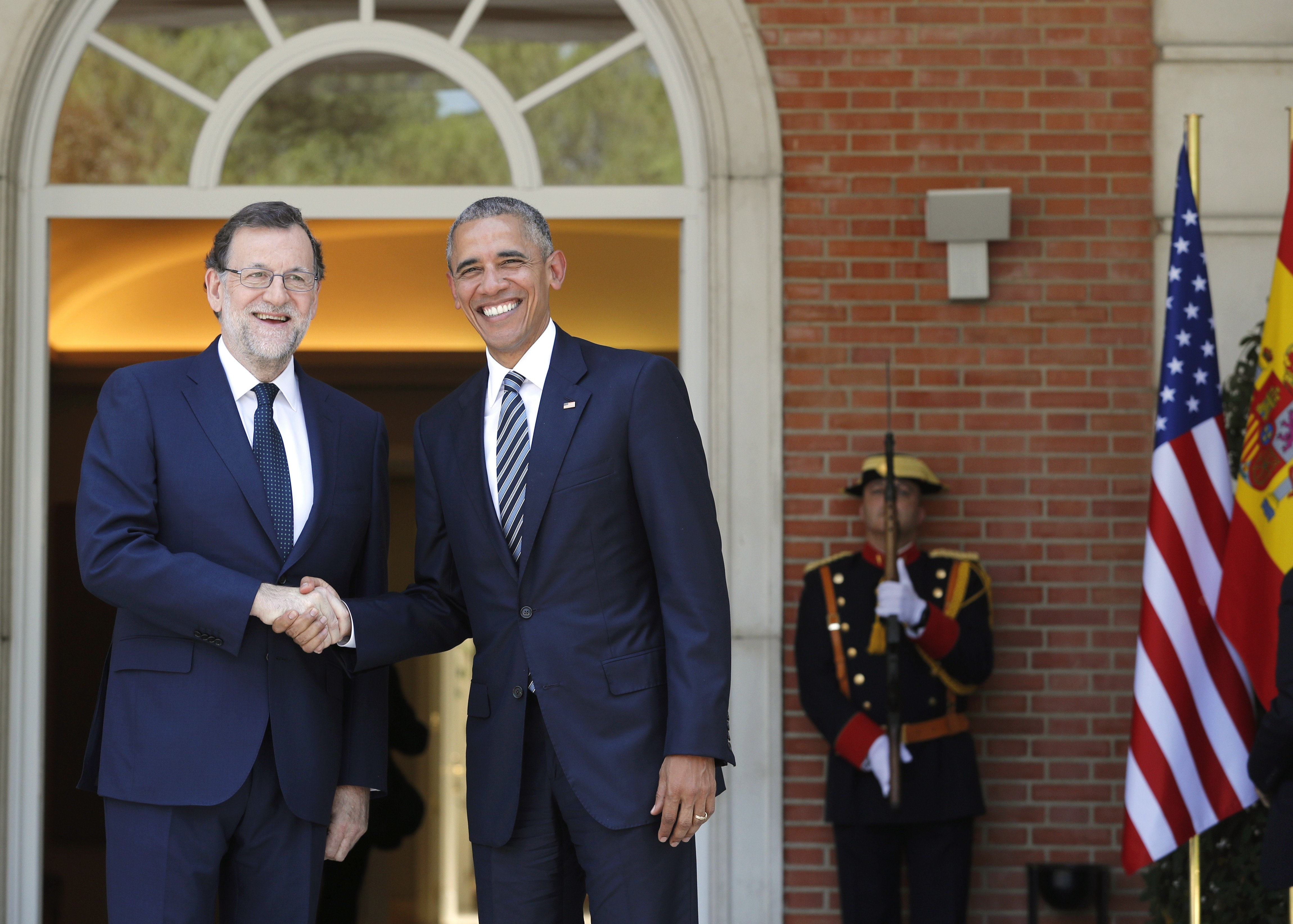El presidente del Gobierno, Mariano Rajoy (i), recibe al presidente de los EEUU, Barack Obama (d), en el Palacio de la Moncloa, en la primera visita oficial del mandatario estadounidense a España. 