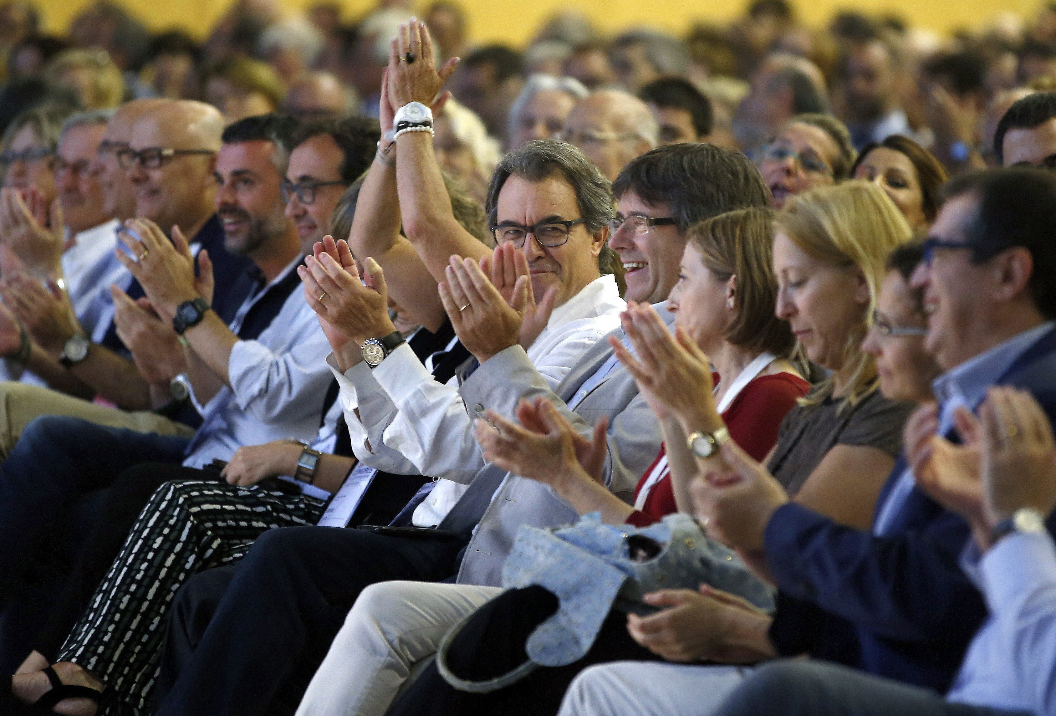 El presidente de la Generalitat, Carles Puigdemont (5d), junto a Artur Mas (6d) al término del Congreso Fundacional de la nueva Convergencia. 