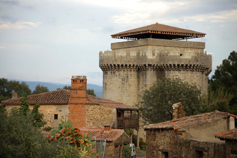 El recinto fortificado se construyó como medida de protección dado que antiguamente Granadilla forma parte de la Vía de la Plata Turismo Extremadura