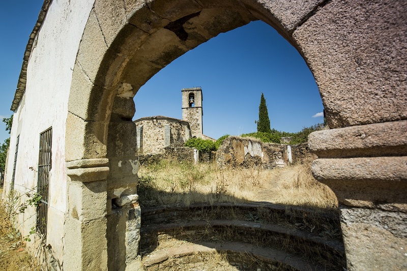 La muralla es de origen almohade, construida en mampostería, excepto la puerta de ingreso, que es de cantería Turismo Extremadura