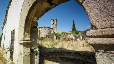 La muralla es de origen almohade, construida en mampostería, excepto la puerta de ingreso, que es de cantería Turismo Extremadura