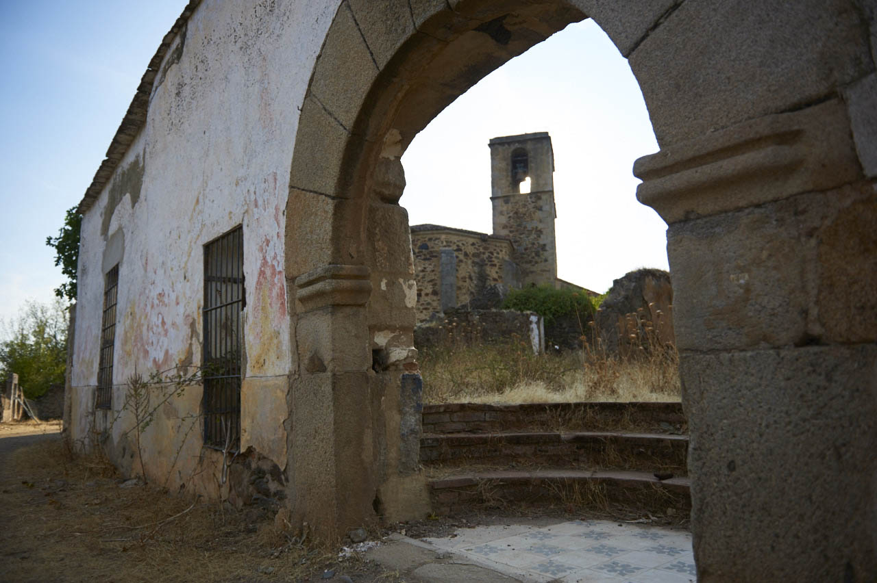 Destacan dos edificios: la Torre Castillo y la iglesia parroquial de la Asunción, del siglo XVI. Diputación provincial de Cáceres