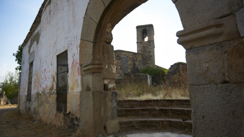 Destacan dos edificios: la Torre Castillo y la iglesia parroquial de la Asunción, del siglo XVI. Diputación provincial de Cáceres