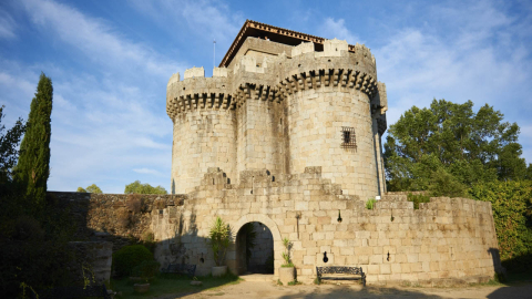 El Castillo fue construido por D. Fernando Álvarez de Toledo, Primer Gran Duque de Alba Diputación provincial de Cáceres