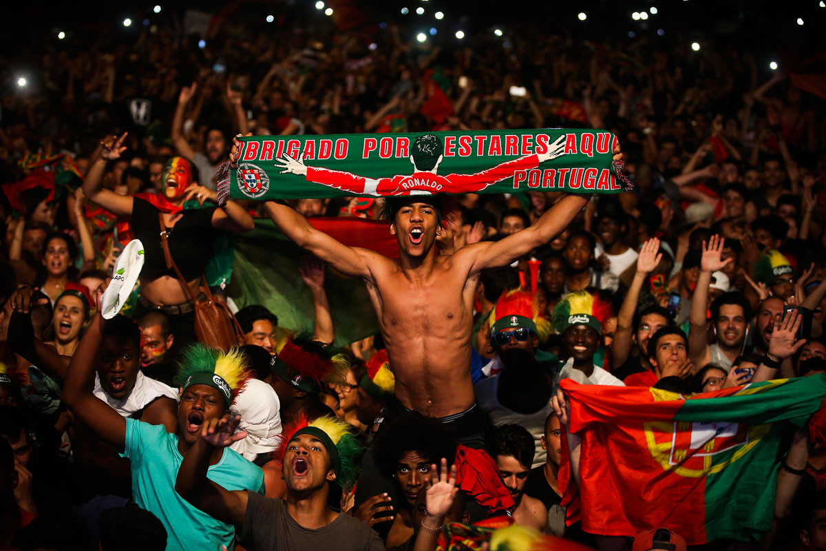 Los seguidores de la selección de Portugal celebran la victoria de su equipo en la final de la Eurocopa 2016 frente a Francia