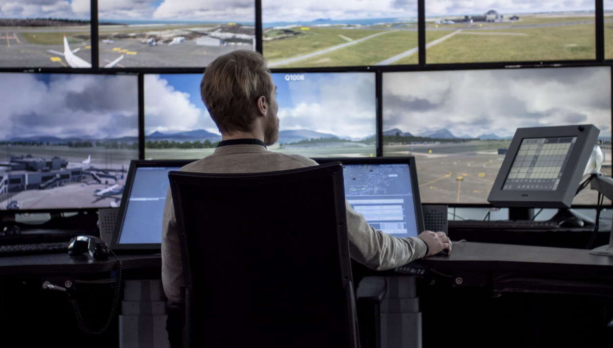 Un trabajador en el control remoto de uno de los aeropuertos de Noruega