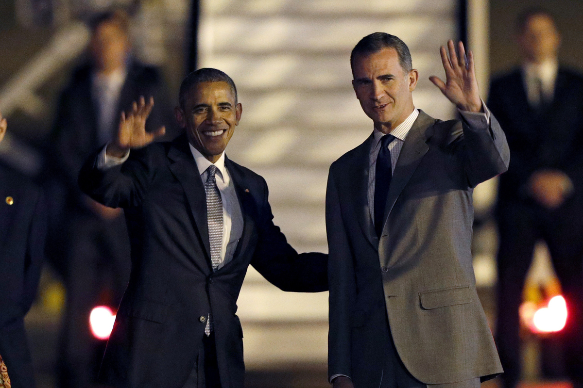 Barack Obama, acompañado por el rey Felipe VI a su llegada la base aérea de Torrejón (Madrid), en el inicio de su visita a España.