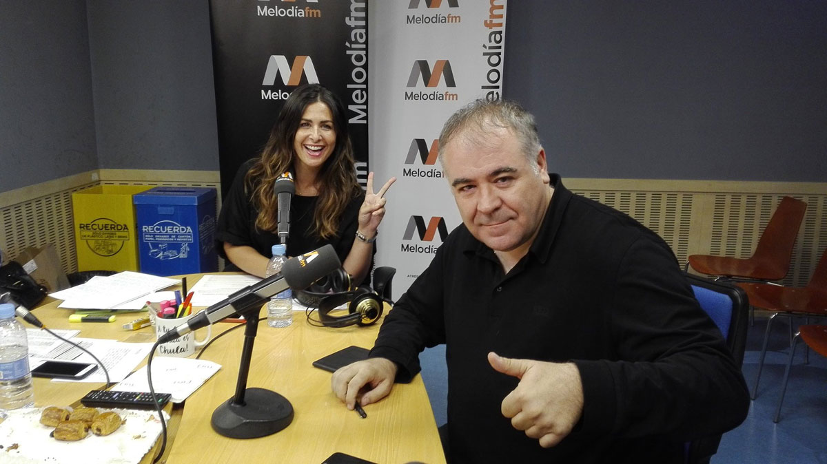 Antonio García Ferreras con Nuria Roca en el estudio de Melodía FM