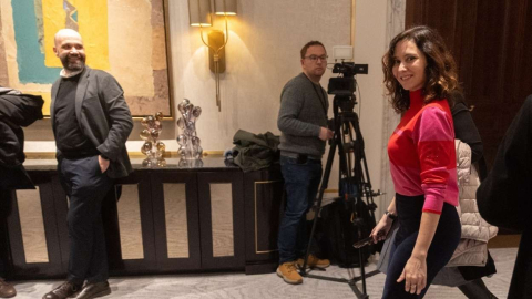 La presidenta de la Comunidad de Madrid, Isabel Díaz Ayuso, llega a un desayuno informativo de Fórum Europa, en el Hotel Four Seasons