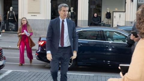 El presidente del Partido Popular, Alberto Núñez Feijóo, llega a un desayuno informativo de Fórum Europa, en el Hotel Four Seasons (3)