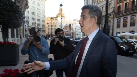 El presidente del Partido Popular, Alberto Núñez Feijóo, llega a un desayuno informativo de Fórum Europa, en el Hotel Four Seasons (2)