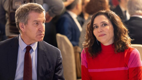 El presidente del Partido Popular, Alberto Núñez Feijóo y la presidenta de la Comunidad de Madrid, Isabel Díaz Ayuso, durante un desayuno informativo de Fórum Europa, en el Hotel Four Seasons (2)