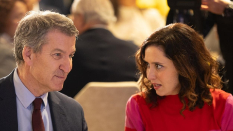 El presidente del Partido Popular, Alberto Núñez Feijóo y la presidenta de la Comunidad de Madrid, Isabel Díaz Ayuso, durante un desayuno informativo de Fórum Europa, en el Hotel Four Seasons (1)