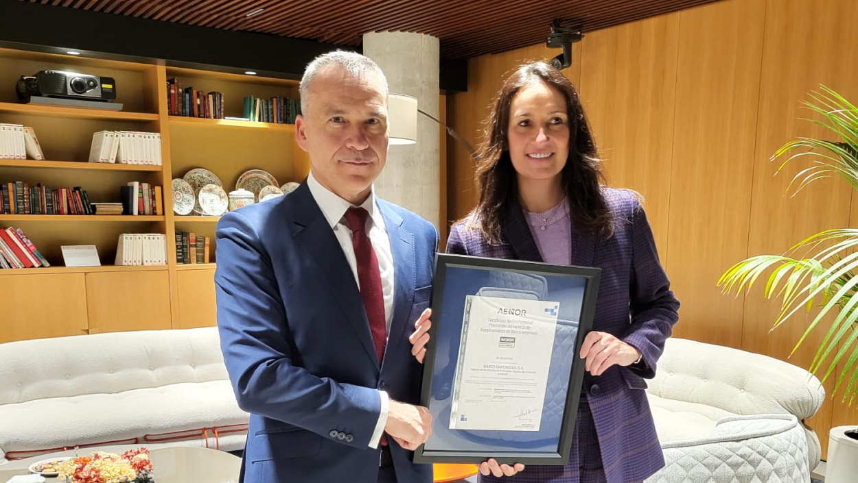 Rafael García Meiro y Olga Abad tras la renovación del certificado AENOR para Banco Santander