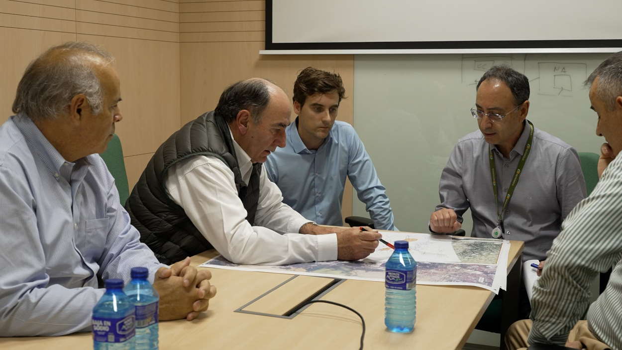 Ignacio Sánchez Galán y Mario Ruiz Tagle durante su vista a Valencia tras la DANA