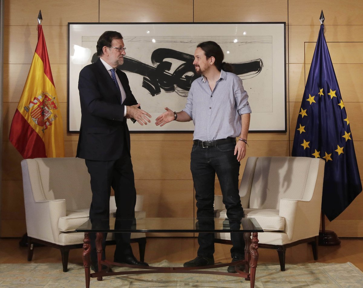 Mariano Rajoy y Pablo Iglesias se saludan antes de una reunión en el Congreso de los Diputados