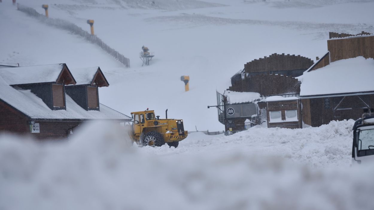 Labores de retirada de la nieve acumulada en carreteras y coches en Formigal tras la llegada de un temporal. EP. 