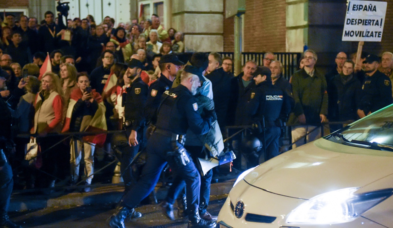 Vito Quiles, detenido por la Policía en una manifestación frente a Ferraz. EP