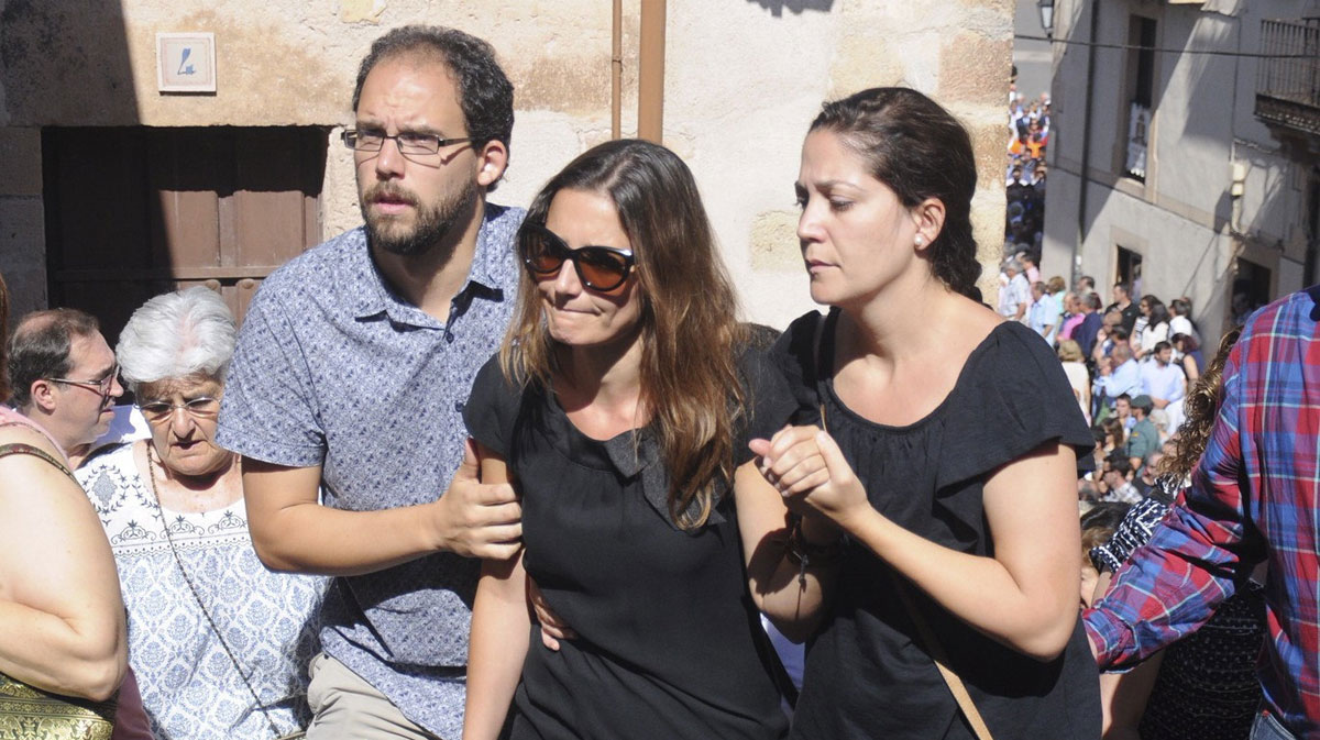 La viuda de Victor Barrio, Raquel Sanz, llegando al funeral del torero