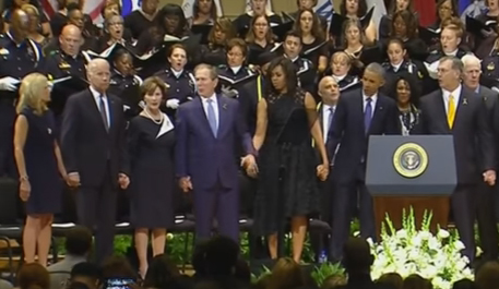 Captura de George Bush bailando durante el funeral de Estado por los cinco policías asesinados en Dallas