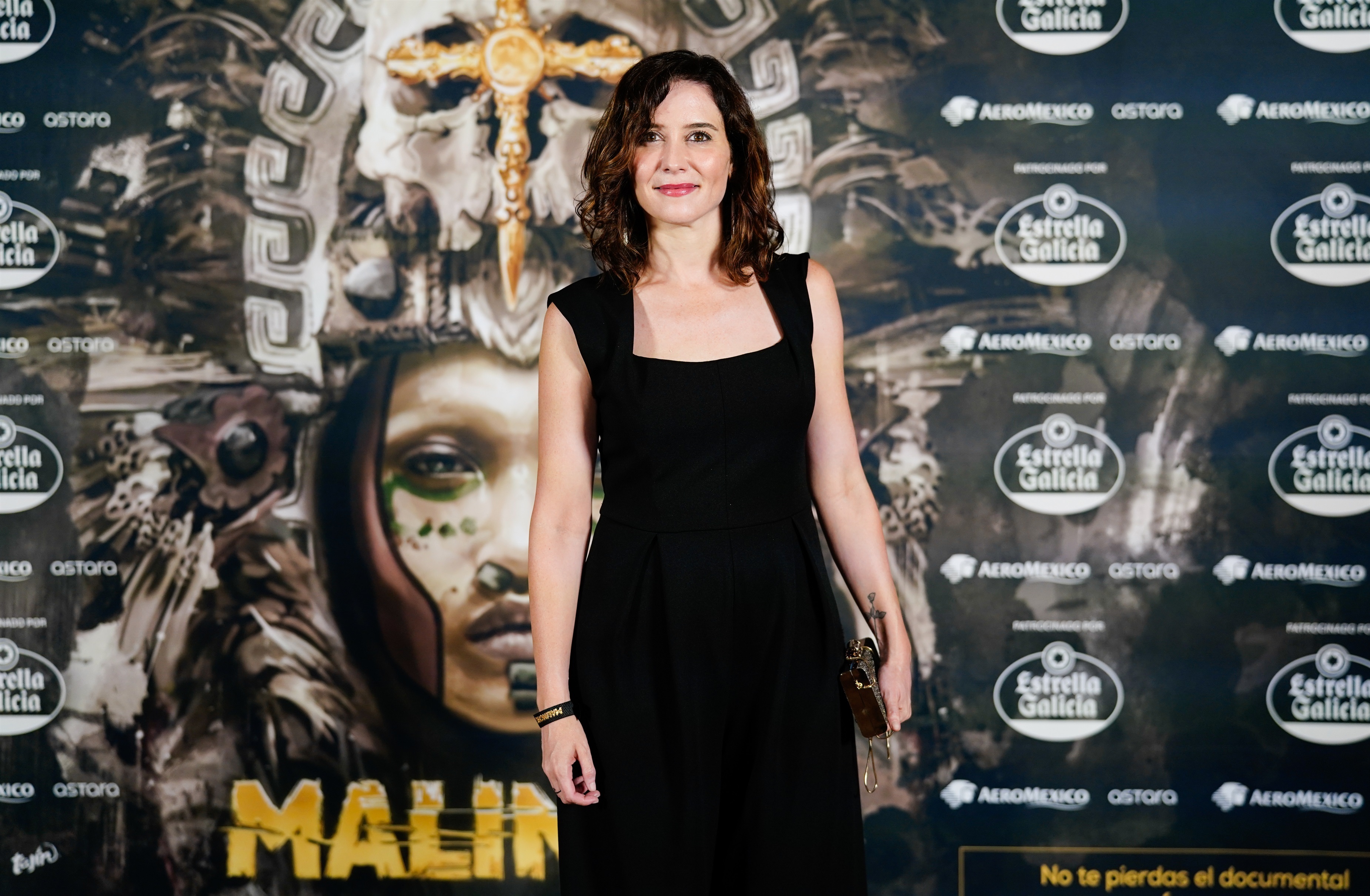 La presidenta de la Comunidad de Madrid posa delante del cartel de Malinche