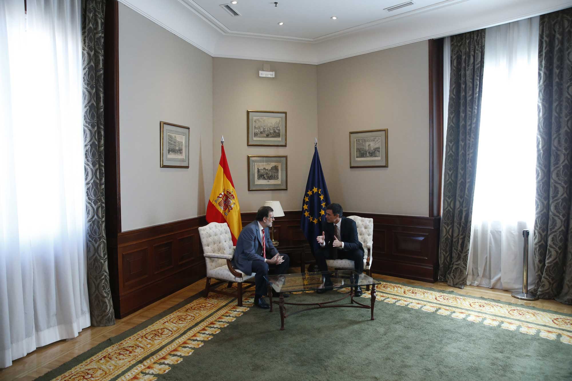El presidente del Gobierno en funciones, Mariano Rajoy, durante la reunión que ha mantenido con el secretario general del PSOE, Pedro Sánchez.