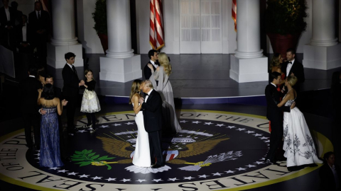 El vicepresidente JD Vance, Usha Vance, Tiffany Trump, Michael Boulos, Melania Trump, el presidente Donald Trump, Lara Trump, Eric Trump, Ivanka Trump y Jared Kushner en el Liberty Ball el 20 de e