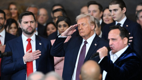 El vicepresidente de EE. UU., JD Vance, y el presidente Donald Trump se mantienen de pie mientras el cantante estadounidense Christopher Macchio interpreta The Star Spangled Banner después de que 