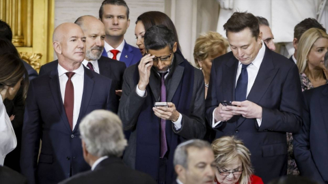 El empresario Jeff Bezos, el CEO de Alphabet, Sundar Pichai, y el empresario Elon Musk asisten a la investidura de Donald Trump como el próximo presidente de los Estados Unidos en la rotonda del C