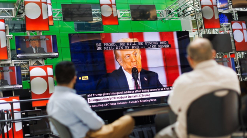 Canadá, Toronto Personas observan en vivo la investidura del presidente de los Estados Unidos, Donald Trump, en una pantalla en el vestíbulo de un edificio de la CBC en Toronto.