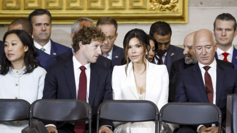 (De izquierda a derecha) Priscilla Chan, el CEO de Meta, Mark Zuckerberg, Lauren Sánchez y el empresario Jeff Bezos, entre otros dignatarios, asisten a la investidura de Donald Trump como el próxi
