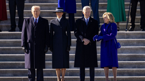 (De derecha a izquierda) La primera dama Jill Biden y el presidente de los Estados Unidos Joe Biden, el presidente electo Donald Trump y Melania Trump posan para fotos antes de las ceremonias de i