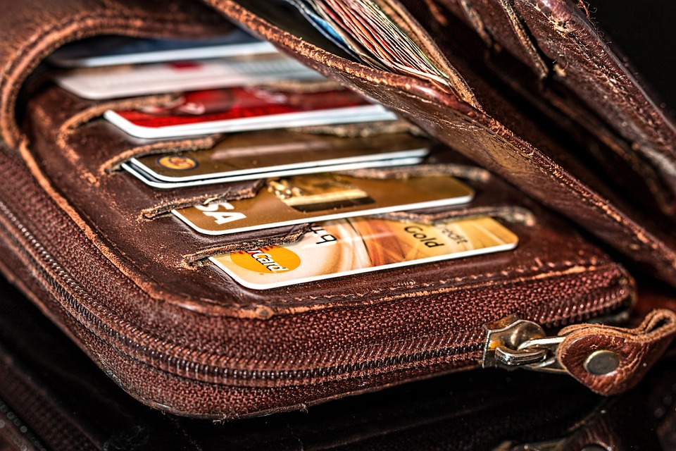 Tarjetas de crédito en una cartera.