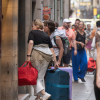 Turistas con maletas en el centro de Barcelona. David Zorrakino / Europa Press