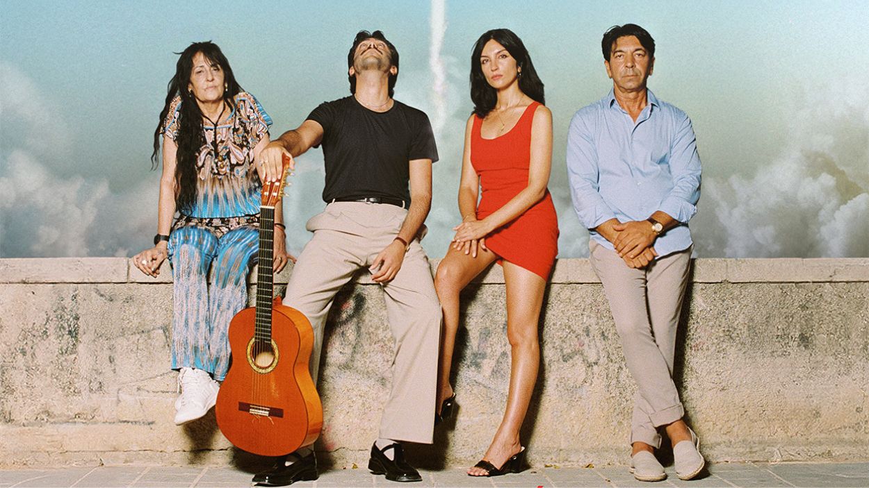 Yeray Cortés junto a su padres María y Miguel y su novia, Tania. 