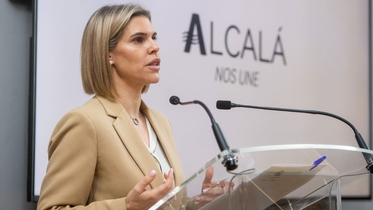 La alcaldesa de Alcalá, Judith Piquet, en una rueda de prensa sobre el estado del centro de inmigrantes de la localidad. EP. 
