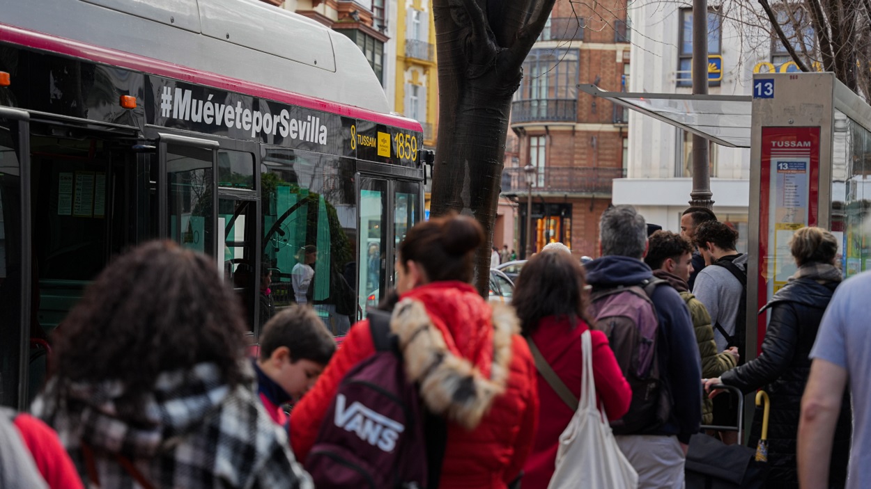 Autobús de Tussam circulando por el centro de la ciudad. EP.
