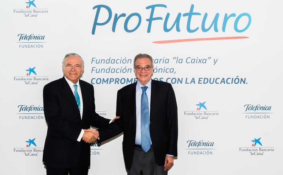 Isidro Fainé (izda.) presidente de Fundación "la Caixa" y César Alierta, presidente de Fundación Telefónica, tras la firma del acuerdo. 