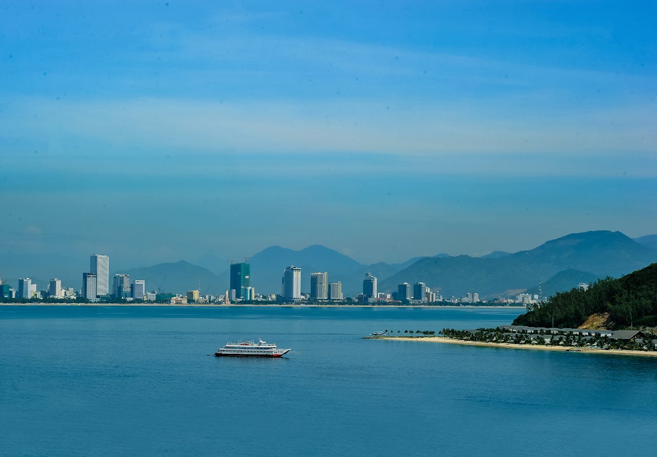 Yate cerca de la costa / PEXELS