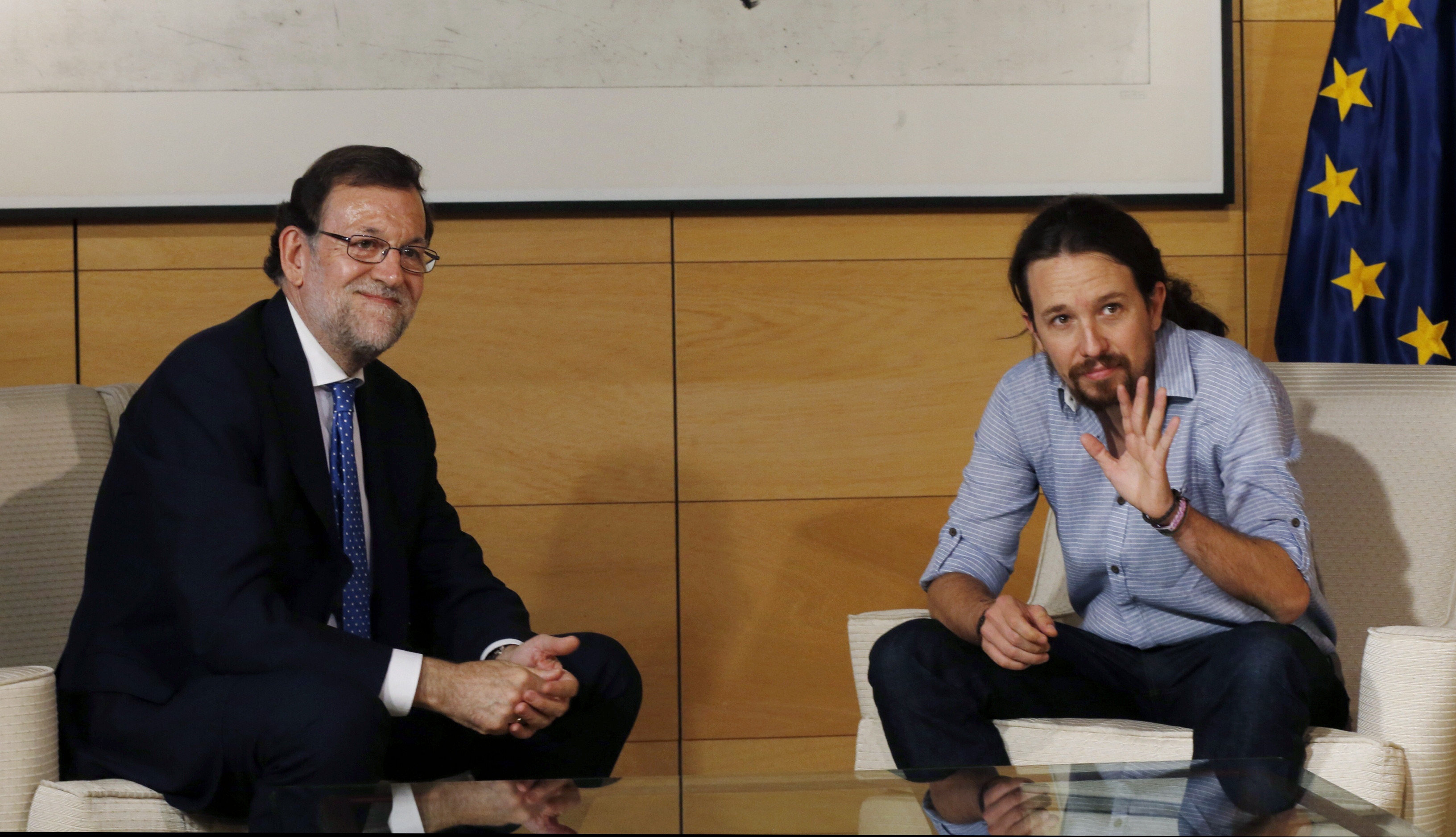 El presidente del Gobierno en funciones, Mariano Rajoy (i), y el secretario general de Podemos, Pablo Iglesias (d).
