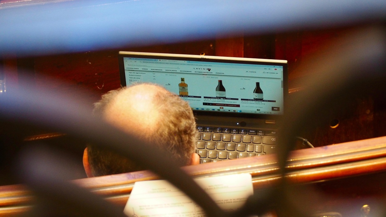 El concejal comprando vino en internet. Cedida a Europa Press
