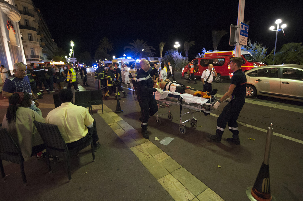 Heridos son evacuados del lugar en donde el camión arremetió contra la multitud en Niza. 