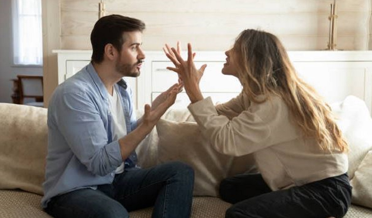 Dos personas discutiendo. iStock