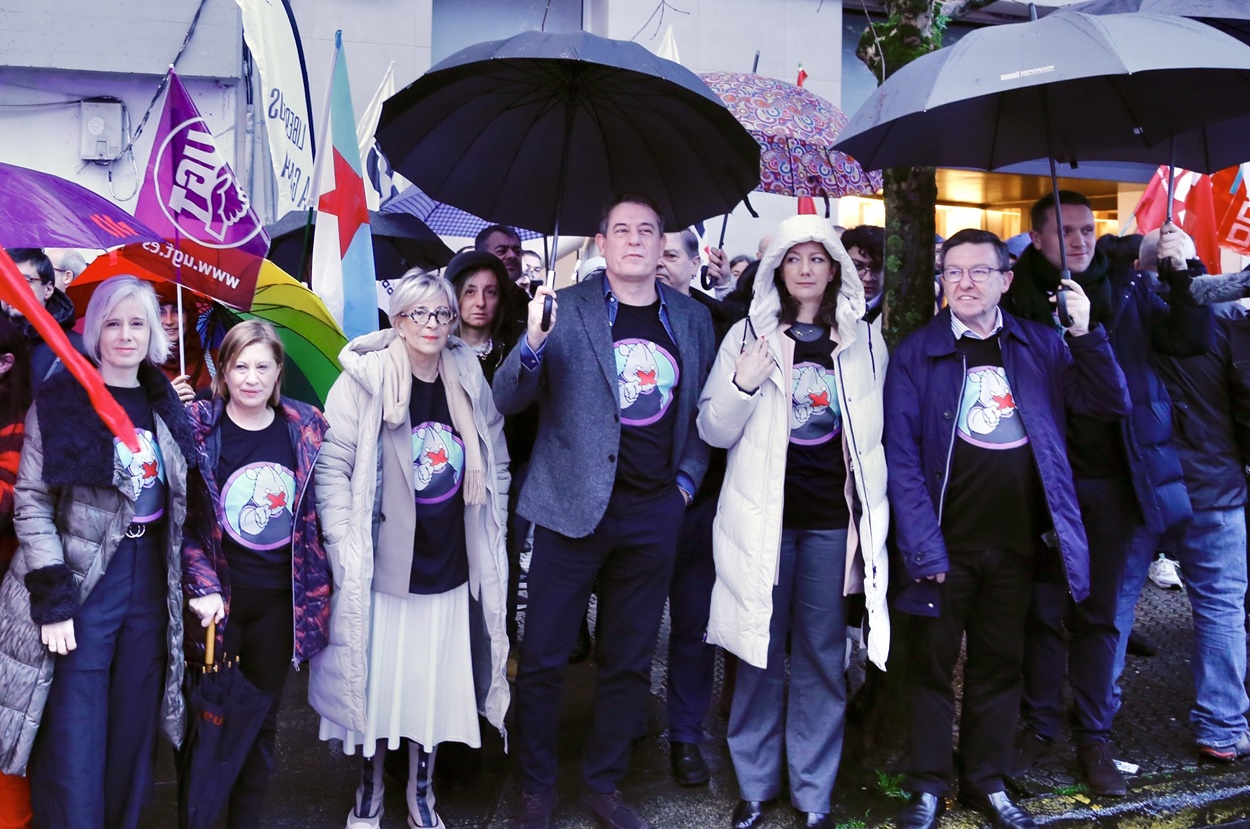 Imagen de Besteiro apoyando la concentración de los trabajadores de la radio y televisión gallegas (Foto: PSdeG).
