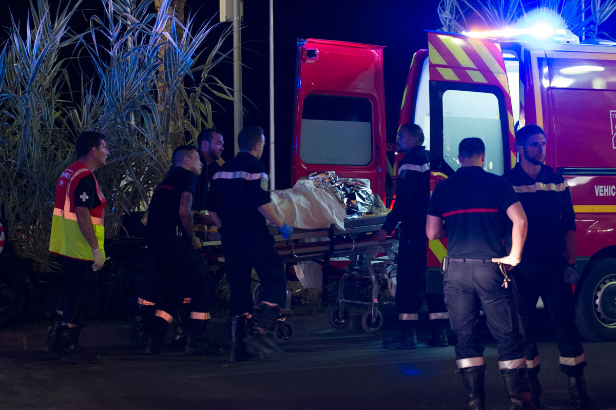 Heridos evacuados del lugar en donde un camión chocó contra la multitud en Niza