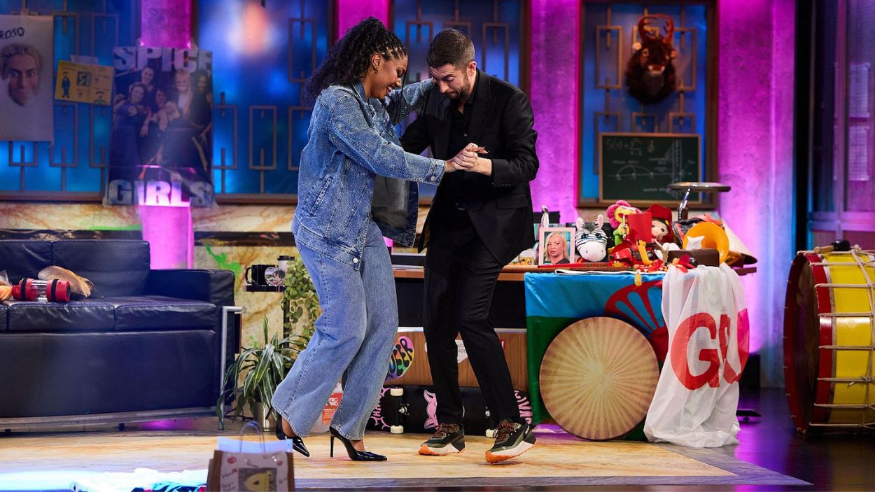 Nia y David Broncano, en 'La Revuelta'. TVE
