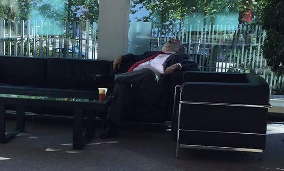 El diputado del PP JUan Van-Halen, de siesta a las puertas de la Asamblea de Madrid 