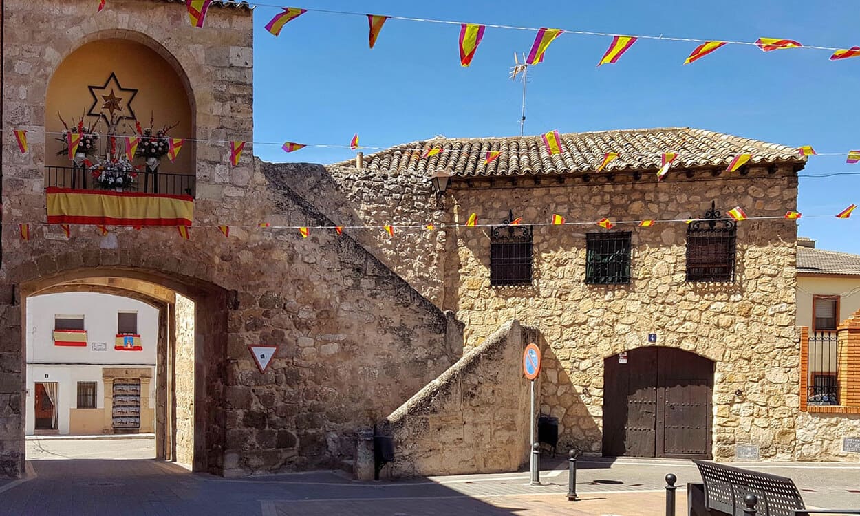 Puerta de la Estrella que contiene una Virgen (Foto: Ayuntamiento de Belmonte)