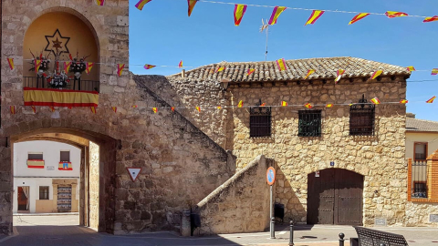 Puerta de la Estrella que contiene una Virgen (Foto: Ayuntamiento de Belmonte)